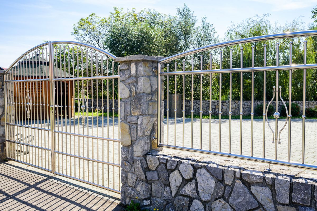 Steel Fence Installation and Repair